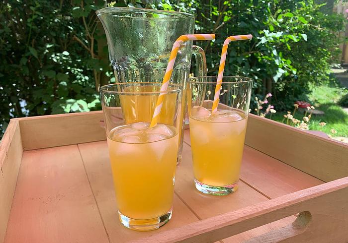 Frisse sinaasappel-citroen limonade 