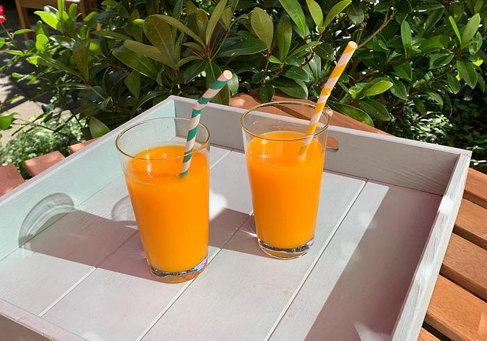 Een pompoen- en sinaasappel smoothie