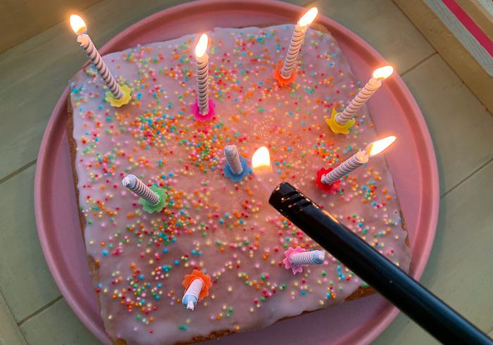 Een feestelijke sprinkeltjes cake