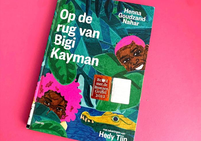 Op de rug van Bigi Kaayman