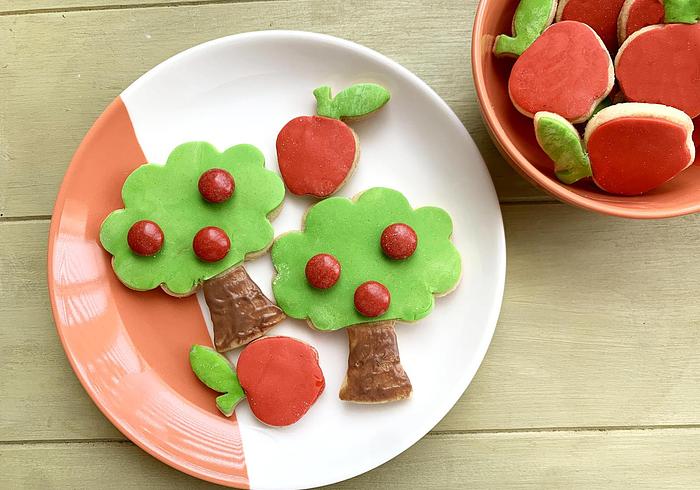De appeltjes hangen aan de bomen