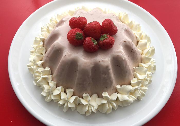 Een aardbeien-blancmange