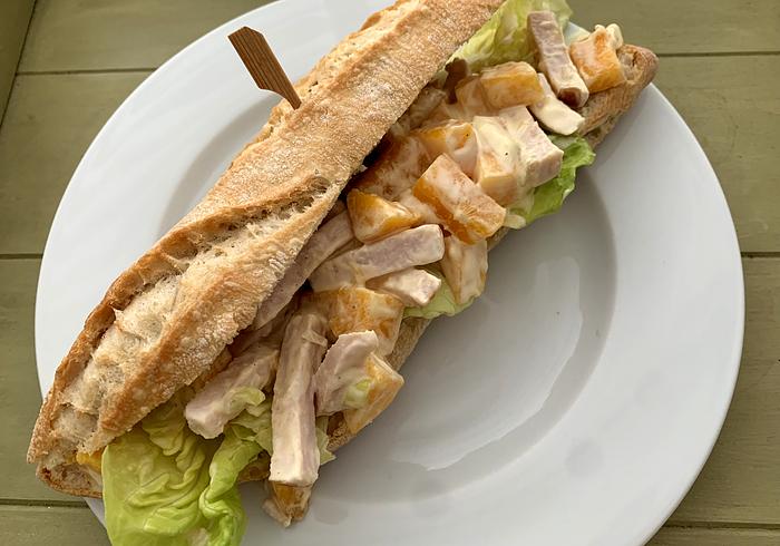Een mango-kipsalade sandwich 