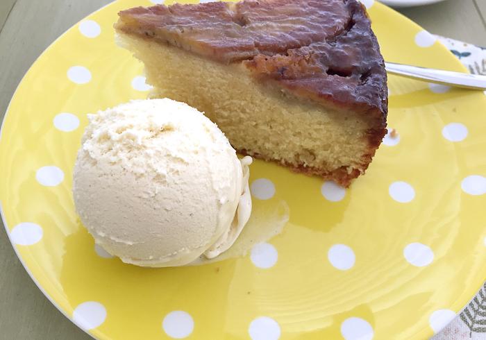 Een bananen-upside-down cake
