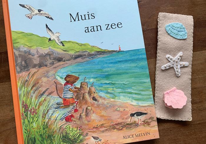 Make a bookmark of wool felt