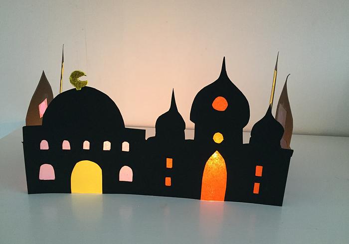 Feestelijk verlichte moskee