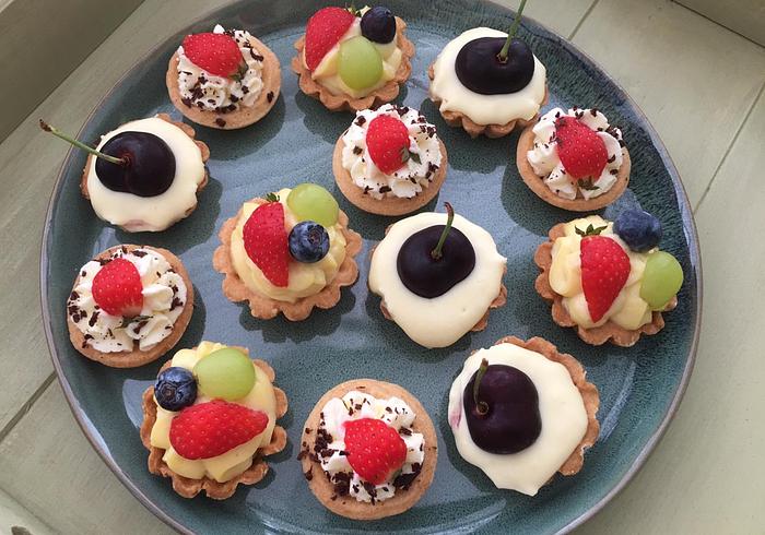 Pasticcini con panna genovesi e ciliegie