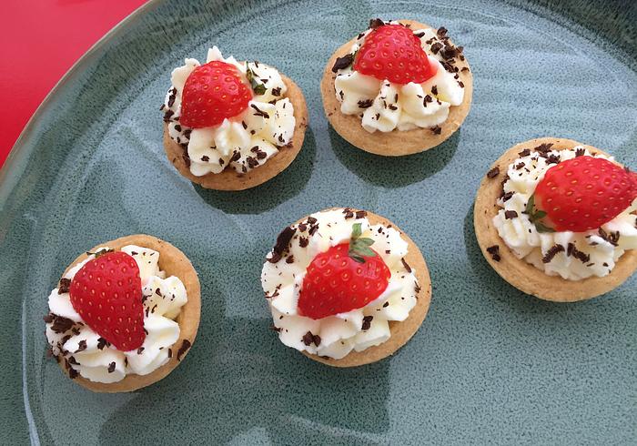 Pasticcini con panna e fragole