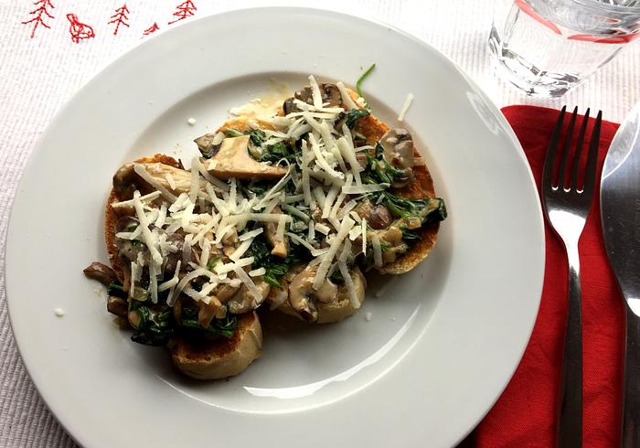 Paddenstoelen met babyspinazie op toast