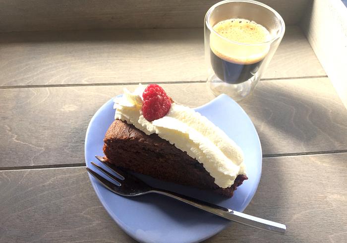 Een dubbele chocolade cake