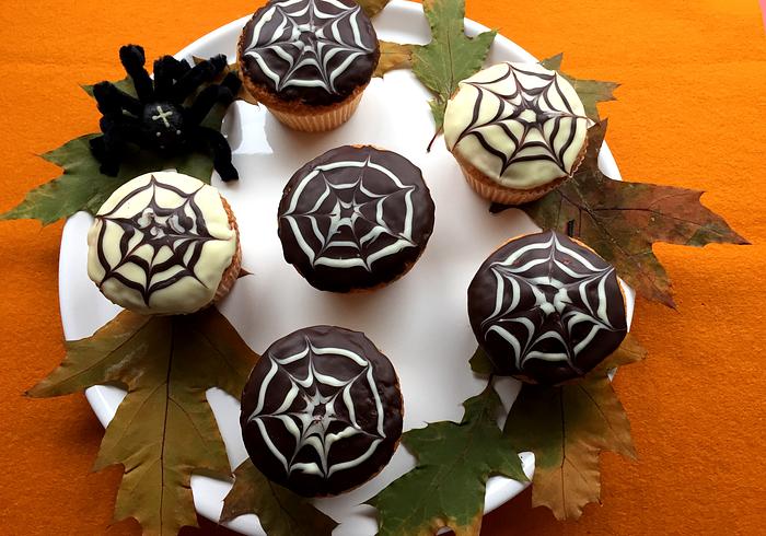 Cupcakes met spinnenwebben