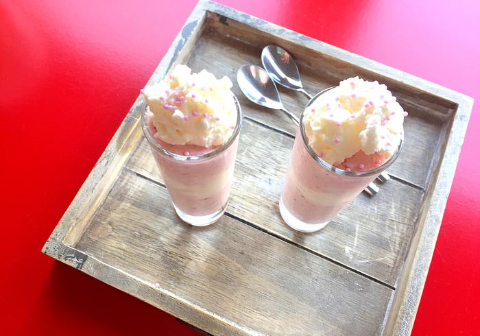 Zelfgemaakte aardbeienpudding