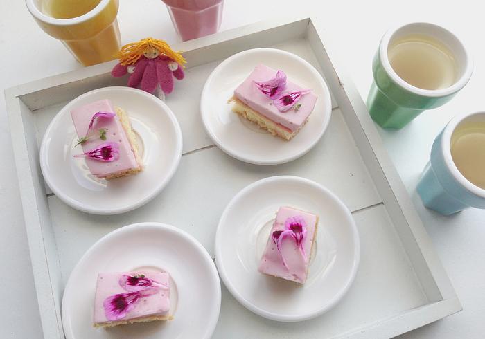 Duimelijntje bakt cake
