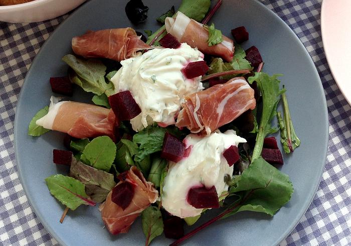 Een salade met geitenkaas
