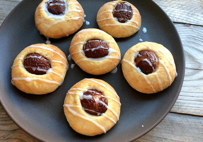 Kleverige pruimenbroodjes