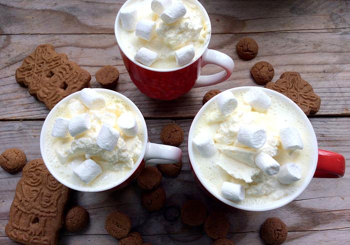 Feestelijke witte chocolademelk