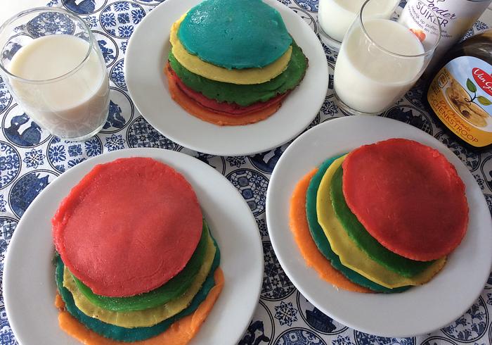 We bakken regenboog-pannenkoeken