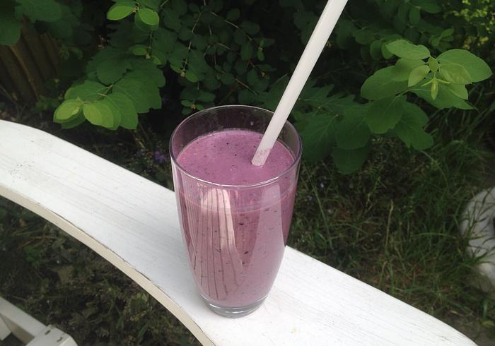 Een bessen/appel crumble smoothie