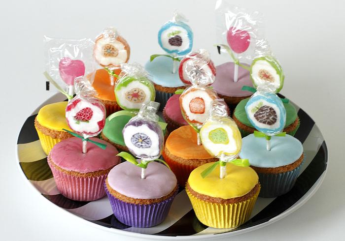 Vrolijk gekleurde verjaardagscupcakes