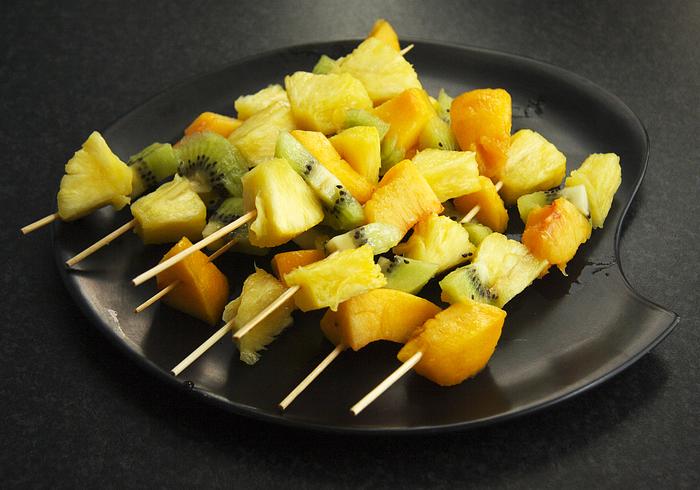 De meiden maken fruitstokjes