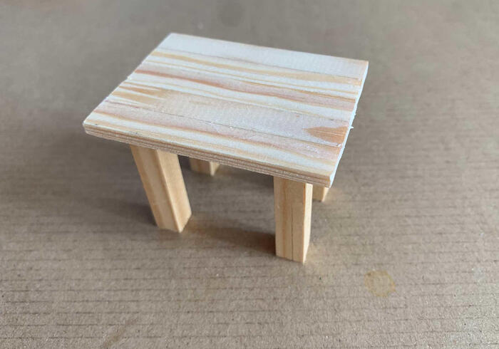 Tafel en stoelen 10