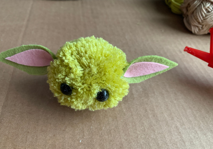 Pompom yoda 18