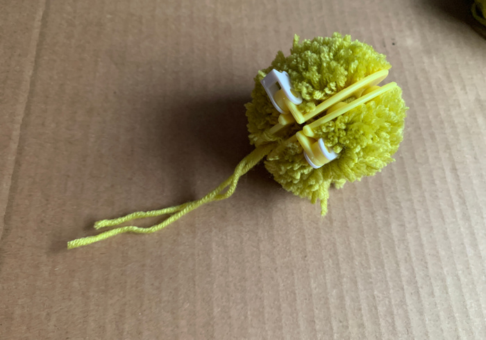 Pompom yoda 10