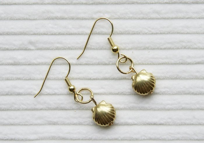 Golden horse earrings sidepicll