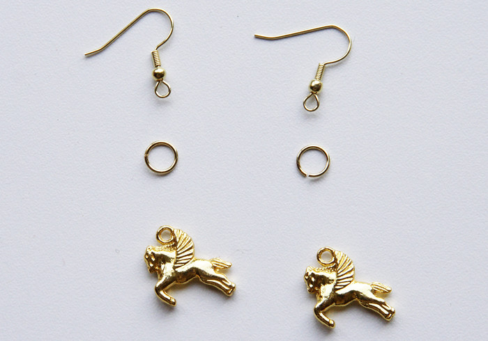 Golden horse earrings 01
