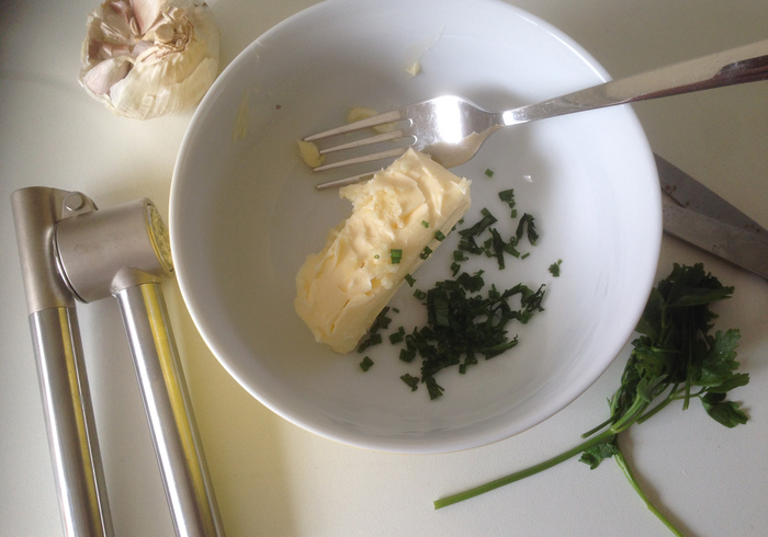 Herbal garlic butter 02