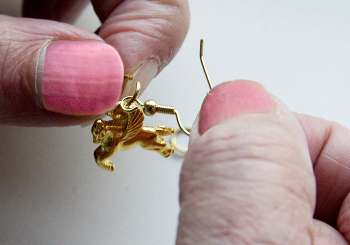 Golden horse earrings 04
