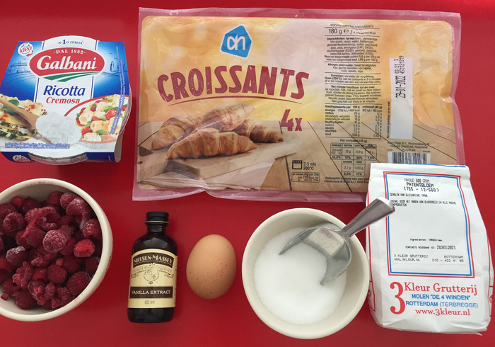 Croissants frambozen cheescake sidepic