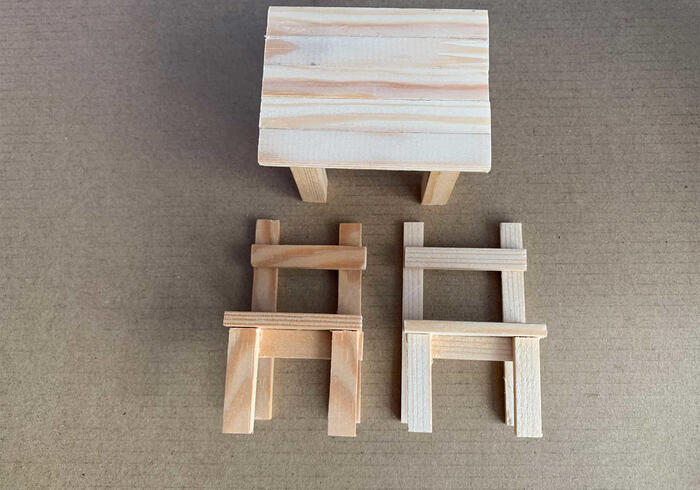 Tafel en stoelen 18