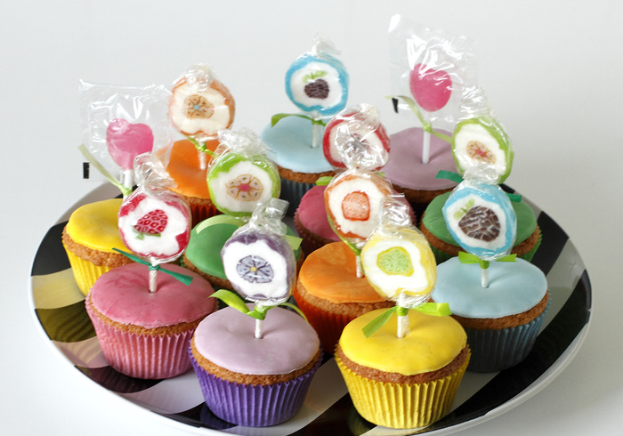 Vrolijk gekleurde verjaardagscupcakes