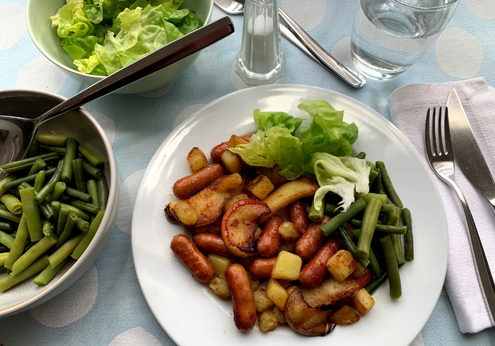 Worstjes, aardappel en appel hussel