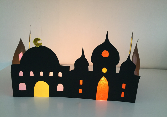 Feestelijk verlichte moskee