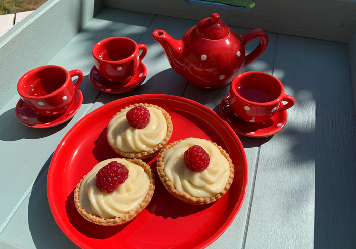 Summer tartlets with raspberries