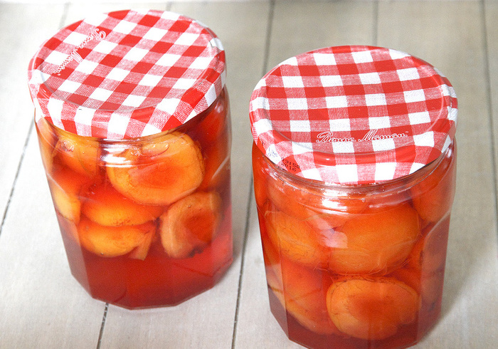 Delicious, preserving plums 