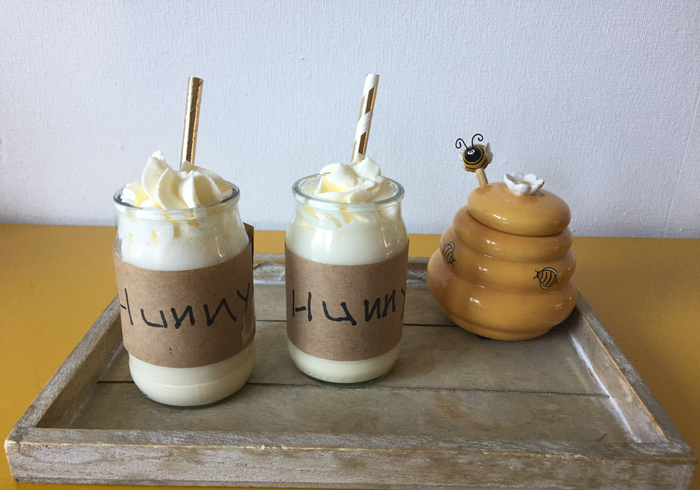 Een honing-milkshake