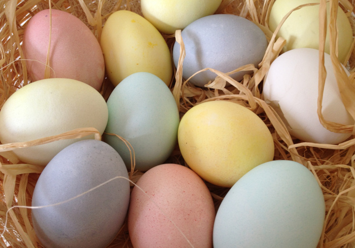 Colouring eggs