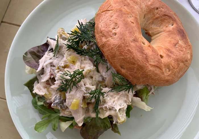 Een bagel met verse makreel filet