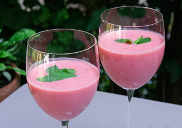 Raspberry-peach smoothie